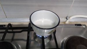 Как убегает молоко? (How does milk escape?) Як збігає молоко?