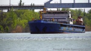 Теплоход СТК 1019 идет по Волго Донскому каналу в сторон