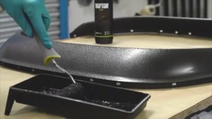 Нанесение RAPTOR U-POL поролоновым валиком...