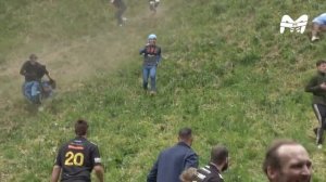 ⚡️Ежегодная сырная гонка прошла в Англии. Люди крутят сальтухи и ломают кости в погоне за головкой Г