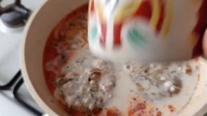 МЕДАЛЬОНЫ ИЗ ХЕКА, ЖАРЕНЫЕ И ТУШЁНЫЕ В СМЕТАННОМ СОУСЕ