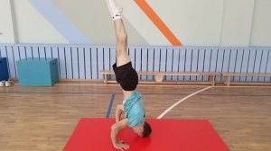 Обучение гимнастическому элементу стойка на руках и голове с упор присев
