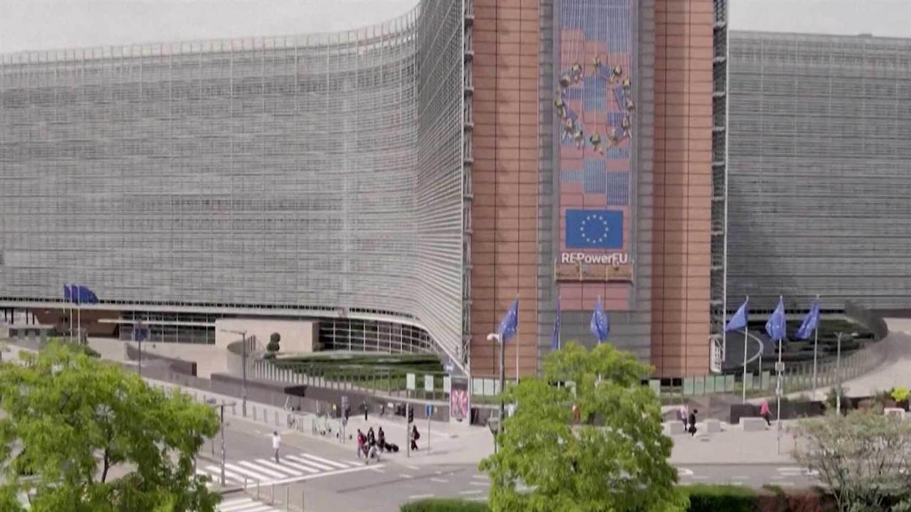 Евросоюз угрожает лишить Венгрию права вето за запрет гей-парадов и позицию по России