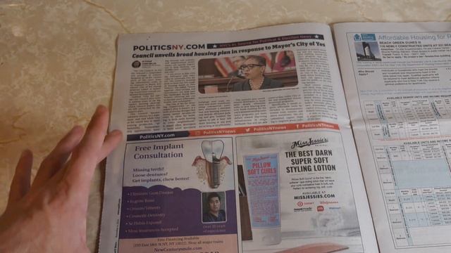 Читаем заголовки американской газеты Metro New York смотреть онлайн