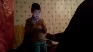 Маленький парень материться.