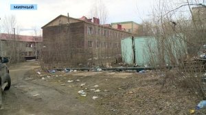 «Из окна»: жители Мирного и Ленска не доносят мусор до контейнеров