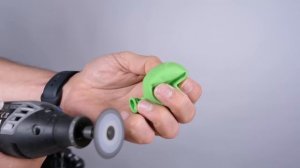 Пила для гипса на человеческой коже