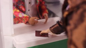 Нас замучила пожилая соседка - Сериал Мама Барби