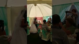 Невеста поет и танцует со своим папой