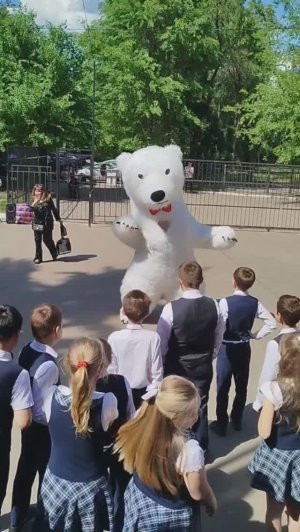 Мишка Потапыч развлекает детей, 4 В Гимназия 9 Воронеж, танцы с мишкой на последний звонок 2025