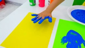Влад и Никита Влад и Никита играют с игрушками для детей