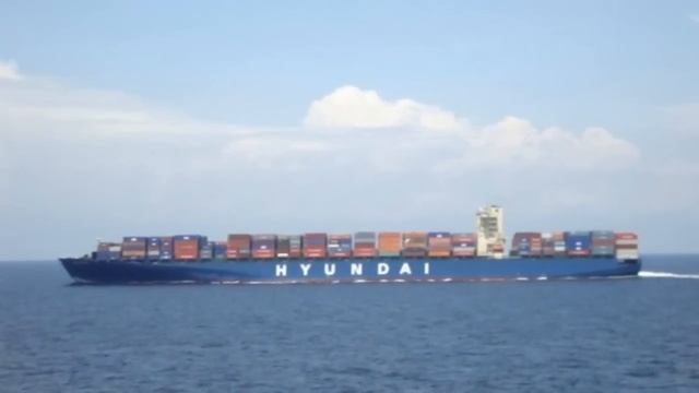 Контейнеровоз Hyundai Loyalty на полном ходу. Containership Hyundai Loyalt