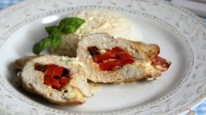 Куриные рулетики  с пикантной начинкой, запечённые в сливках