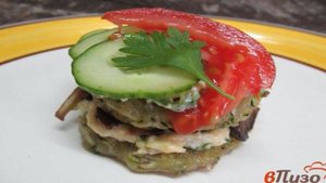 Закуска из кабачковых лепешек с грибами и сырным соусом