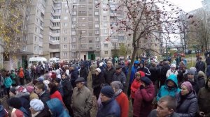 Прощание с Даниилом Бирюковым возле дома.