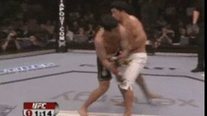 Боец ММА UFC Лиото Мачида применяет бросок боковым входом