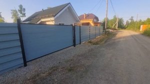 Забор из планкена в шахматном порядкес откатными воротами