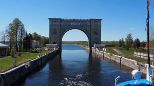 Круизный теплоход "Огни большого города" проходит Угл?