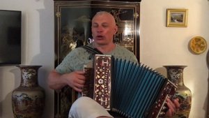 Провожала мама сына…