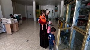 Тайеба покупает одежду и готовится к поездке в другой город.