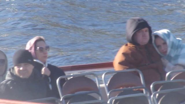 КРАСИВЫЙ ТЕПЛОХОД СКОЛЬЗИТ ПО ПРОСТОРАМ НЕВЫ смотреть онлайн