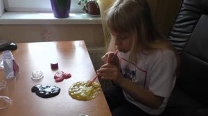 Надуваю шарики из слайма