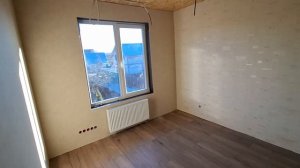 Приступили клеить обои в доме