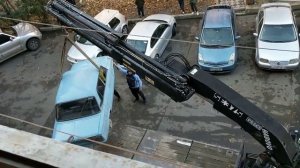 В Тбилиси с балкона жилого дома сняли «Жигули»