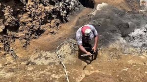 Строительство, шахтёры сбрасывают песок , работа на стенах карьера