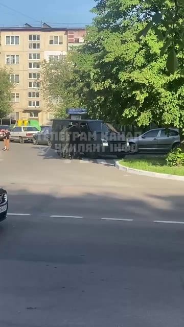 Киевщина, Вышгород  Вот так черные фасвощики (ТЦК) запихали мужчину в бус ради увеличения капитала ф
