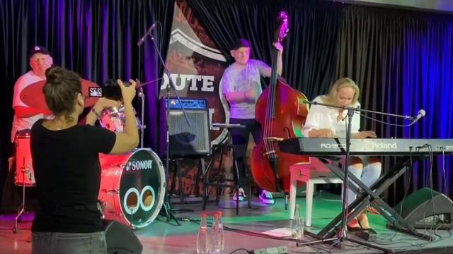 "Green dolphin street" Олег и Наталья Бутман Трио смотреть онлайн