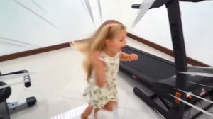 Диана и Рома - Рома и Диана убегают от надоедливых мух