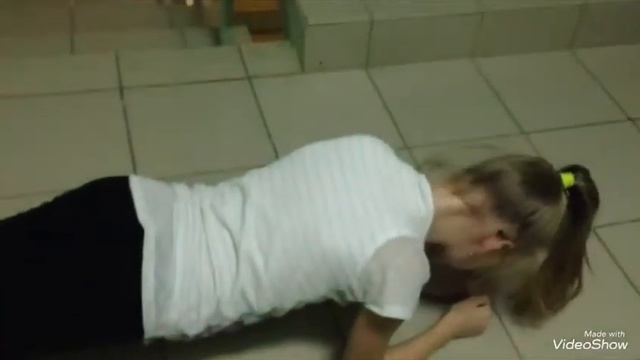 Планка челлендж попробуй не упасть 😂 смотреть онлайн