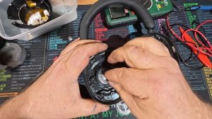 Sony WH-1000XM5 Не работает правый наушник.