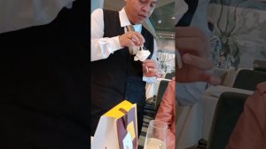 Официант в круизе поздравил с днём рождения/ The waiter on the