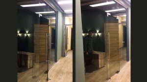 Цельностеклянная перегородка с маятниковой дверью