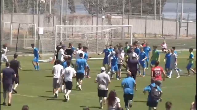 Юные футболисты из Астрахани устроили массовую драку с волгоградскими противниками смотреть онлайн