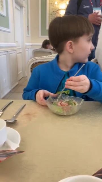 Принесли вкусный салат.....