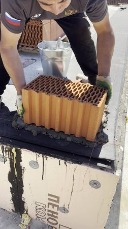 КЛАДКА ПЕРВОГО РЯДА КЕРАМИЧЕСКОГО БЛОКА
