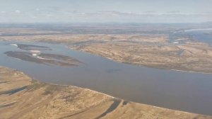 Посадка в аэропорту Хабаровск в безоблачную погоду.