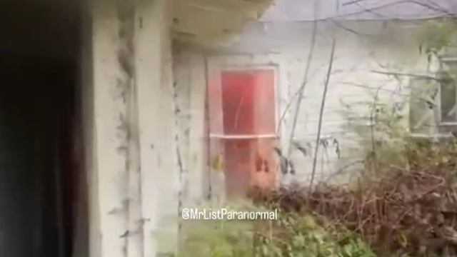 Пожарные поймали на видео внутри дома призрака, который прошел из одной горящей комнаты в другую.