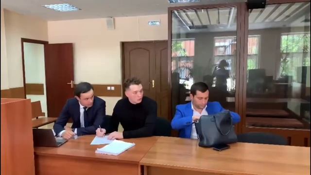 Блогер Эдвард Бил в суде. Кадры Пресненского суда.