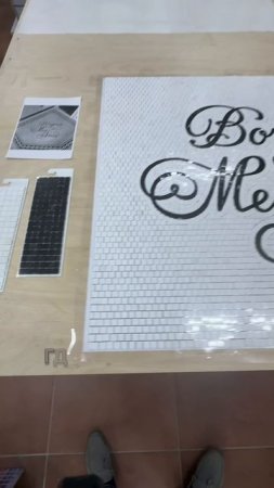 Превратите пол в графическое искусство с мозаичным панно из мрамора