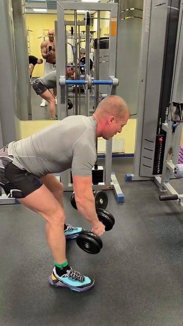 Прорабатываем спину! Тяга гантелей под углом! смотреть онлайн