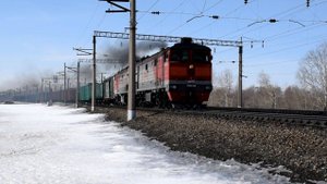 Тепловоз 2ТЭ10М-2736 с "медведями" и коротким составом.