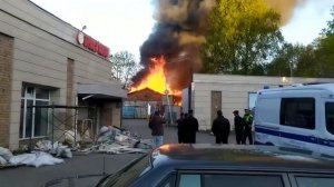 Появилось видео полыхающей крыши склада на Васильевс?