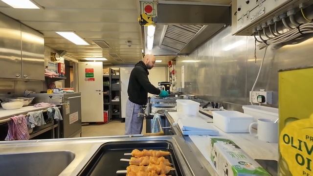 Жизнь на борту спасательного судна: ночные тренировки