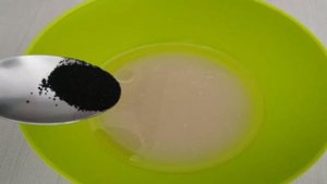 Пицца на черном тесте