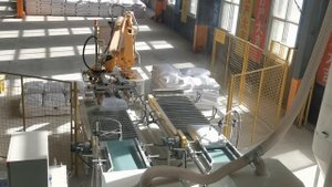 Роботизированный манипулятор с двойным гриппером для эффективной укладки мешков