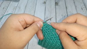 Плотный  двухсторонний рельефный узор для кардигана и пальто спицами